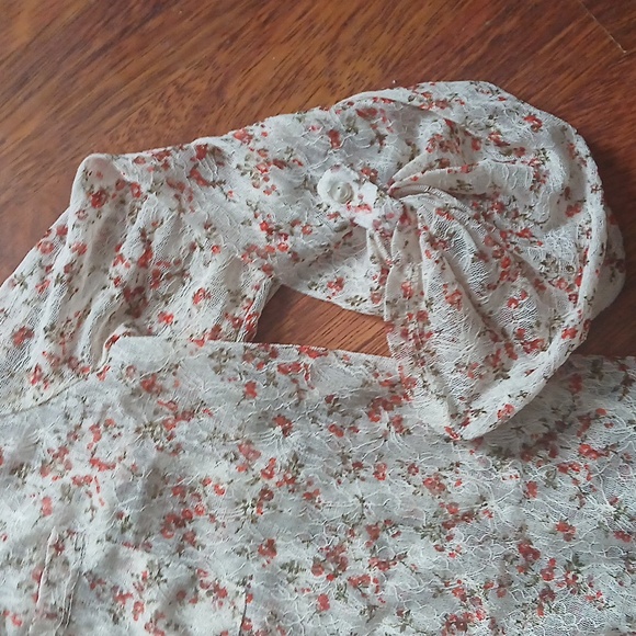 Floral blouse - Picture 4 of 8